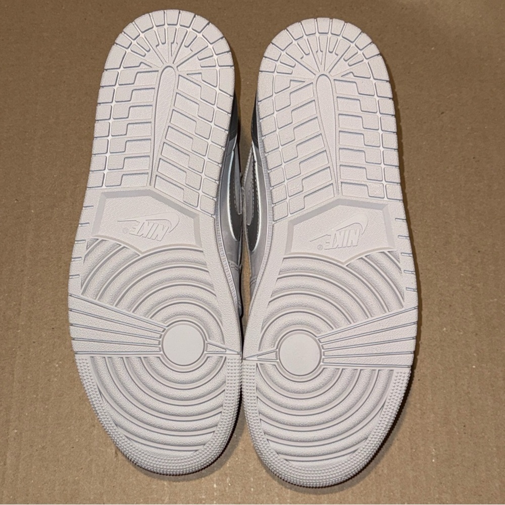 Nike Air Jordan 1 Retro Low OG Shoes Gray Metallic Silver CZ0790-002 Men's NEW - Picture 6 of 6